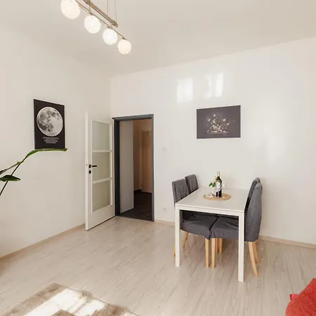 Apartment Vintage Next To Castle
